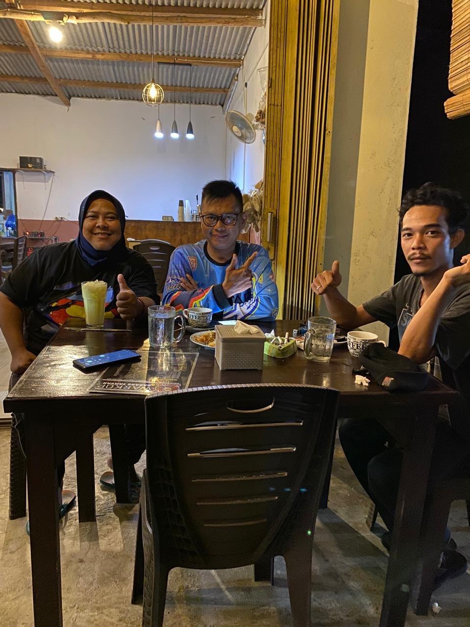 Tim jurnalis, sangat nampak happy ngopi di warkop Babang Tamvan