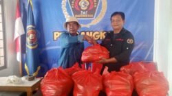 Momen HUT Kemerdekaan RI Ke-81, PWI Bangka Bagi Paket Sembako Buat Wartawan