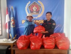 Momen HUT Kemerdekaan RI Ke-81, PWI Bangka Bagi Paket Sembako Buat Wartawan